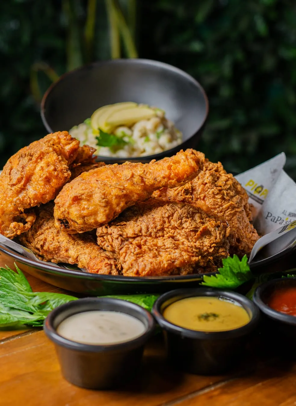 Pollo empanizado con aderezos