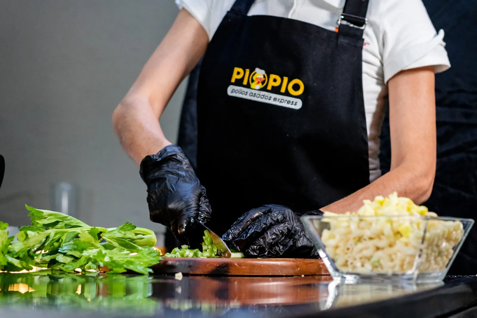 Equipo Pío Pío preparando la comida
