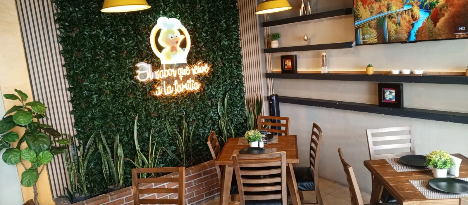 Interior del restaurante con letrero de neón
