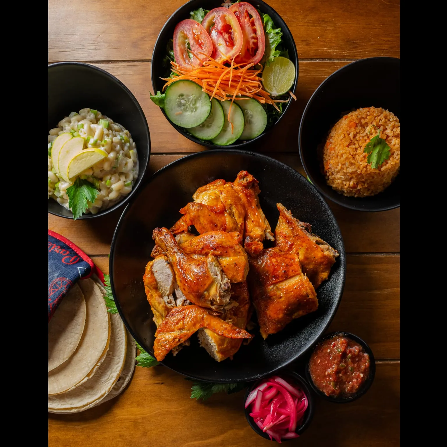 Pollo asado con tortillas y guarniciones