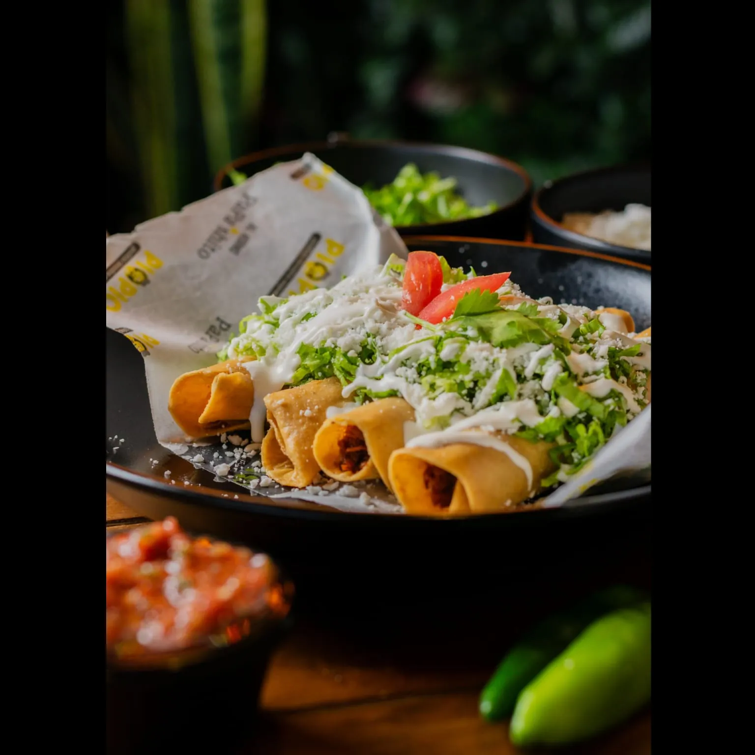 Tacos dorados con lechuga y queso